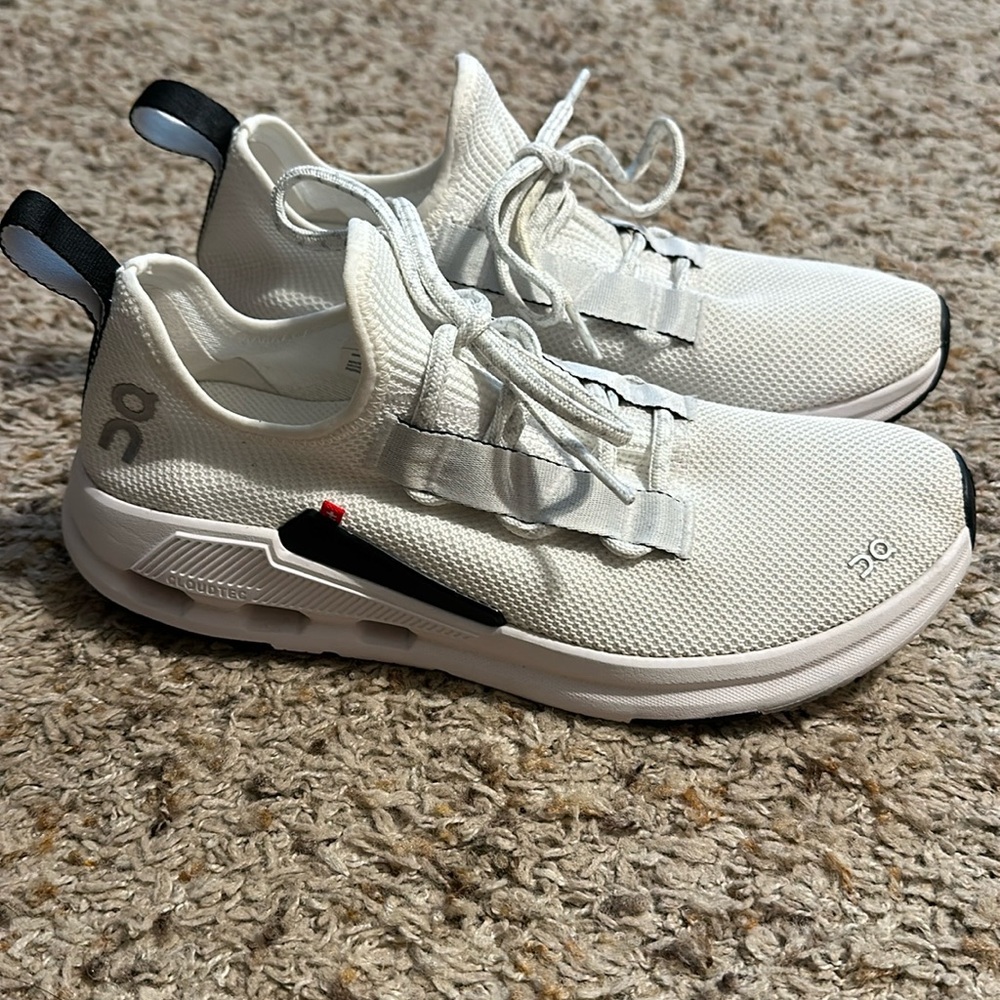 Women’s On Cloud Cloudeasy size 8.5
